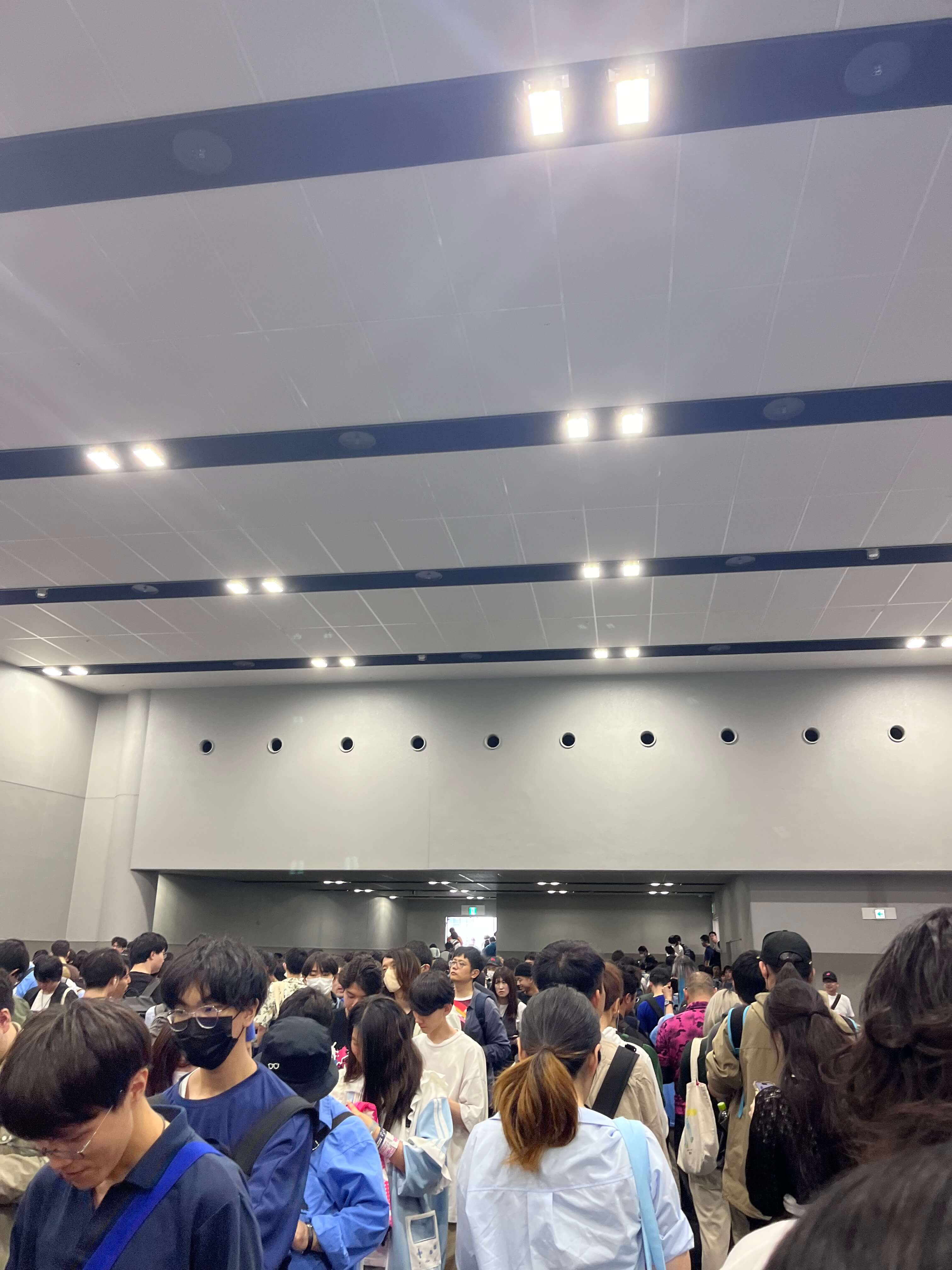 人暴多的排队现场