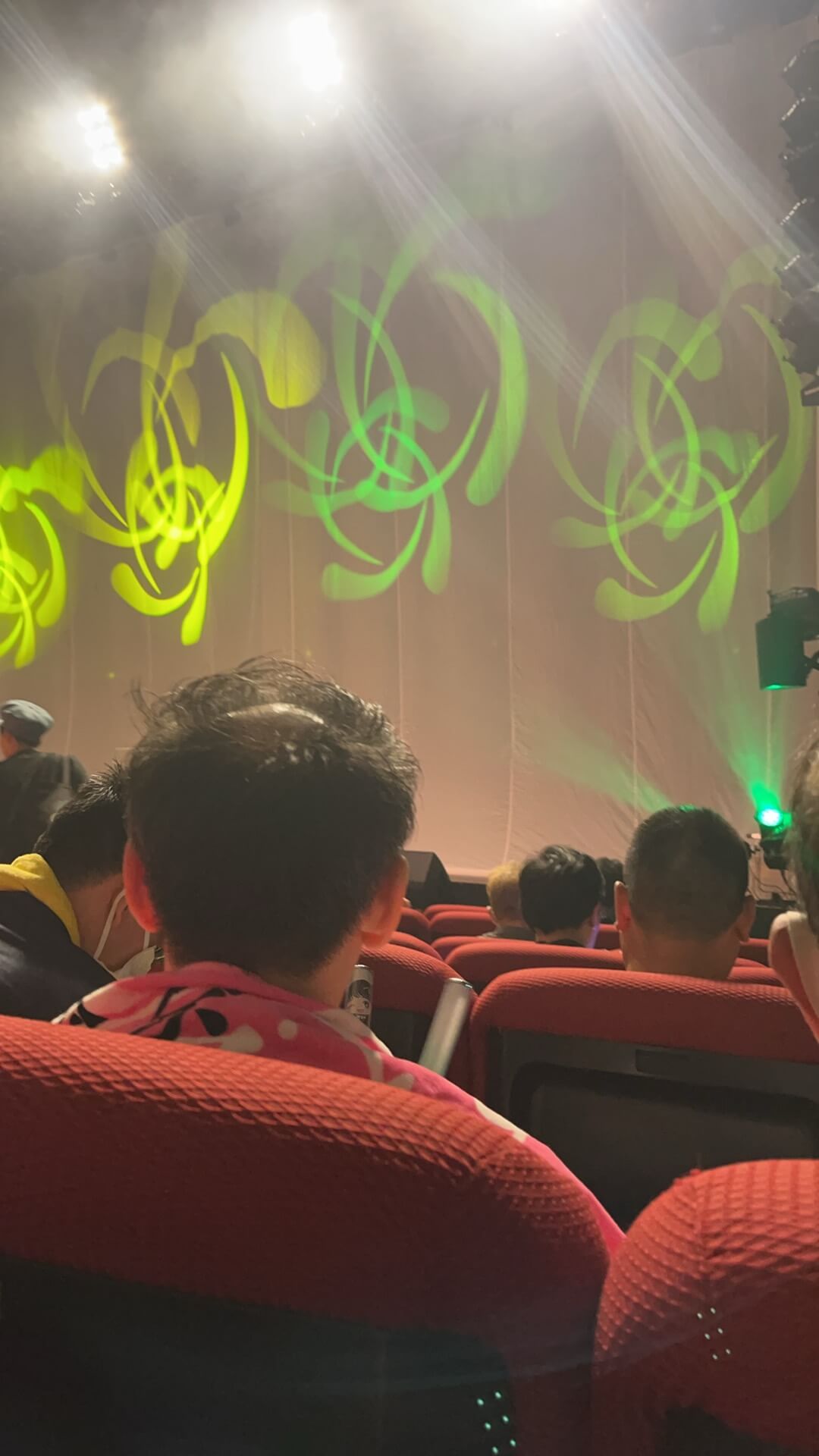 第一天的超近座位,就是有点偏